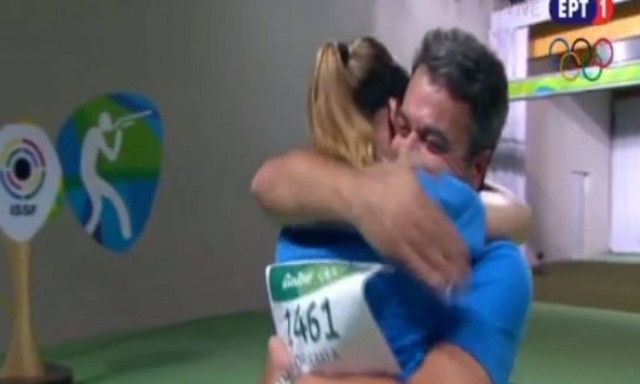 Αννα Κορακάκη: Η στιγμή του θριάμβου - Η αγκαλιά στον πατέρα της (vid)