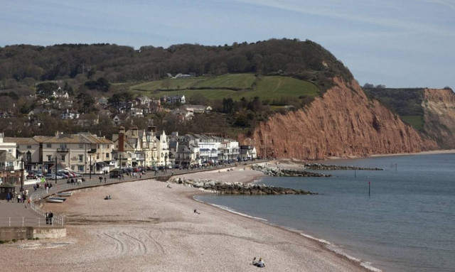 Απόκοσμη μορφή εμφανίστηκε στα βράχια – Ο κίνδυνος παραμονεύει… (pics)