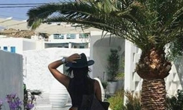 Συμβαίνει τώρα στη Μύκονο... Κυκλοφορεί μόνο με το κορμάκι της