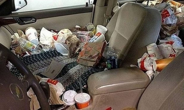 Άφησε ένα φακελάκι τσάι κάτω από τον καθρέφτη του αυτοκινήτου - Δεν φαντάζεστε το λόγο