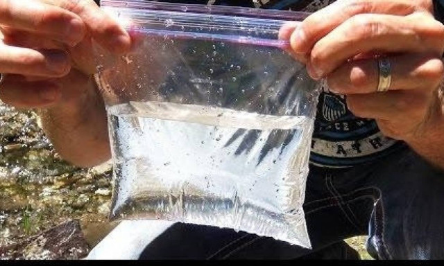 Πάει ο νους σας; Πώς να ανάψετε φωτιά με μία σακούλα και νερό (video)