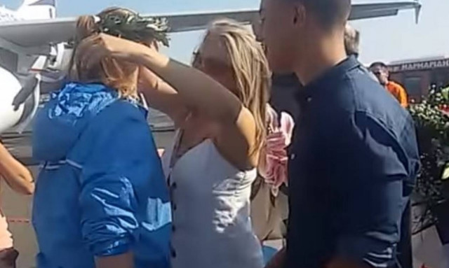 Άννα Κορακάκη: Δακρυσμένη στην αγκαλιά της μητέρας της στο «Μακεδονία»(vid)