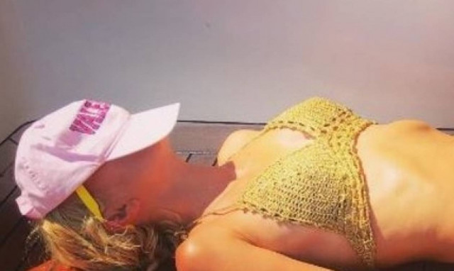 Το σέξι πλεκτό μαγιό της Μενεγάκη που αναστάτωσε τη Σάμο (photos)