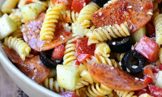 Η πιο νόστιμη, πικάντικη, καλοκαιρινή μακαρονοσαλάτα!