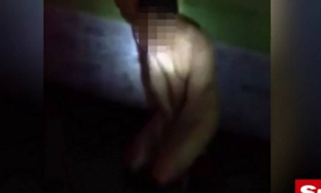 Σοκαριστικές εικόνες: Γονείς γδύνουν και πλακώνουν στο ξύλο καθηγητή που είχε σχέση με μαθήτρια(vid)