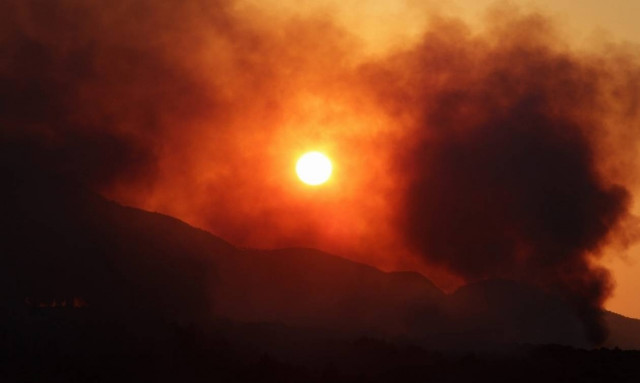 Φωτιά μαίνεται στην Κεφαλονιά
