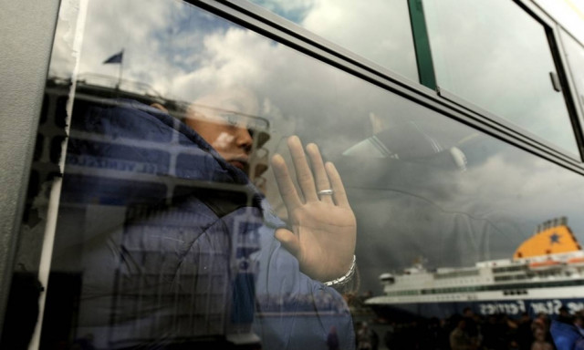 Επιχείρηση διάσωσης στη Μυτιλήνη - Πρόσφυγες παρασύρθηκαν από τα ορμητικά κύματα