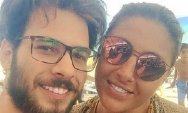 Η Παπαρίζου και τα πλαστικά «μπαλκόνια» της - Δείτε τη φωτογραφία