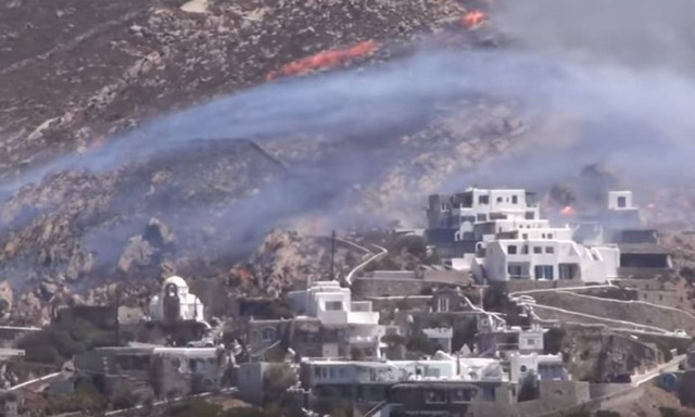Πυρκαγιά απείλησε σπίτια στη Μύκονο (vid)
