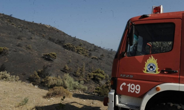 Μεγάλη φωτιά σε αποθήκη χαρτιού στον Ασπρόπυργο