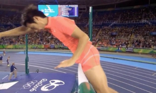 Αυτό πόνεσε ΠΑΡΑ ΠΟΛΥ! Έριξε τον πήχη στο επί κοντώ με... αυτό που δεν έπρεπε! (vid)