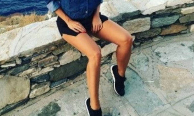 Το καλοκαίρι έβγαλε την διάσημη Ελληνίδα… από τα ρούχα της! (photos)