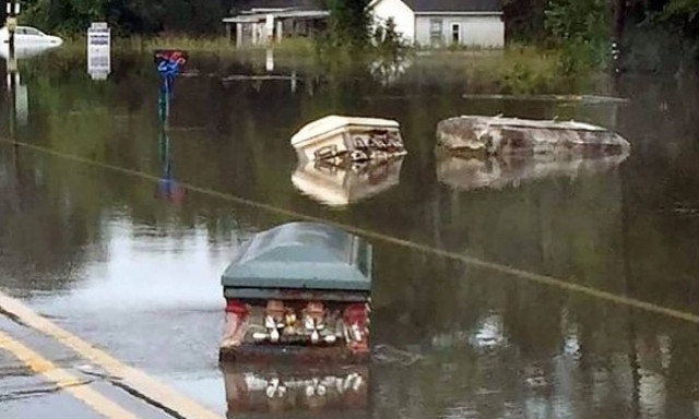 Εικόνες Αποκάλυψης στις ΗΠΑ: Πύρινη κόλαση και φέρετρα σε πλημμυρισμένους δρόμους (videos)