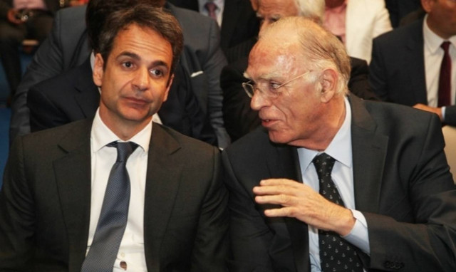 Μητσοτάκης και Λεβέντης τα είπαν στους άδειους διαδρόμους της Βουλής