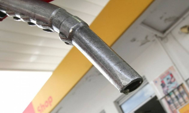 «Plan B» της κυβέρνησης με αυξήσεις «φωτιά» σε πετρέλαιο, βενζίνη και υγραέριο