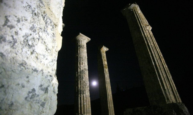 Αυγουστιάτικη πανσέληνος στο Ιερό των Μεγάλων Θεών στη Σαμοθράκη