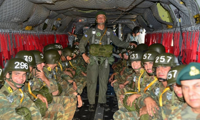 Απονομή Πτερύγων Αλεξιπτωτιστή στους Σπουδαστές ΣΣΕ και ΣΜΥ (pics)