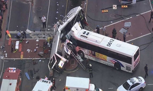 ΗΠΑ: Σφοδρή σύγκρουση λεωφορείων στο Νιου Τζέρσεϊ - Ένας νεκρός (pics+vid)