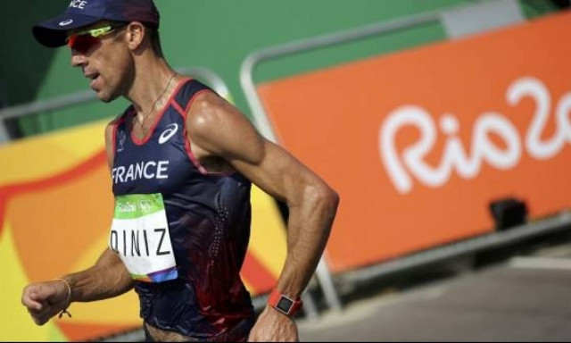 Ρίο 2016: Δρομέας τα έκανε... πάνω του και συνέχισε να τρέχει! (vid)