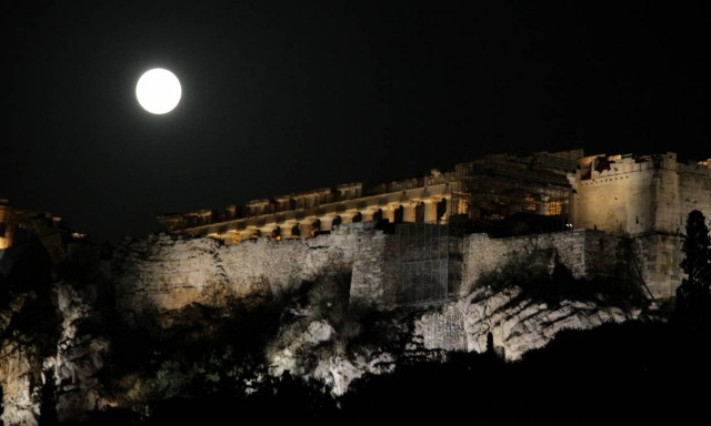 Μάγεψε η πανσέληνος του Αυγούστου 2016 - Εντυπωσιακές φωτογραφίες!