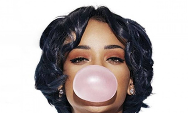 Πιο ζουμερή από ποτέ: Η Rihanna παραδίδει μαθήματα αυτοπεποίθησης με το σέξι της μαγιό