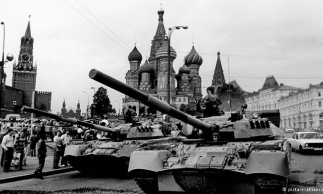 Μόσχα: Ένα κερί γι αυτούς που πολέμησαν τα τανκς