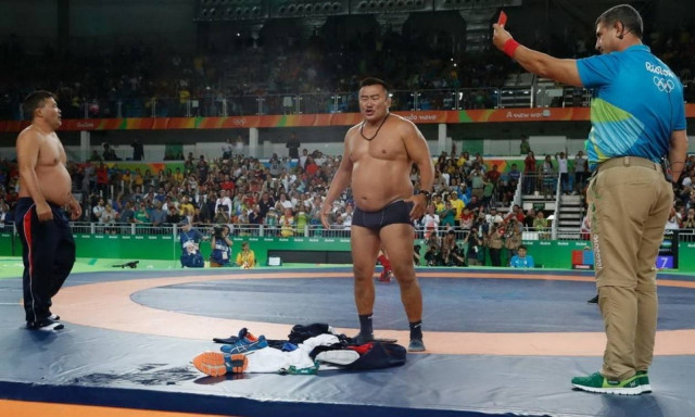 Ολυμπιακοί Αγώνες 2016: Απίστευτα σκηνικά - Μογγόλοι διαμαρτυρήθηκαν και έκαναν στριπτίζ! (vid+pics)