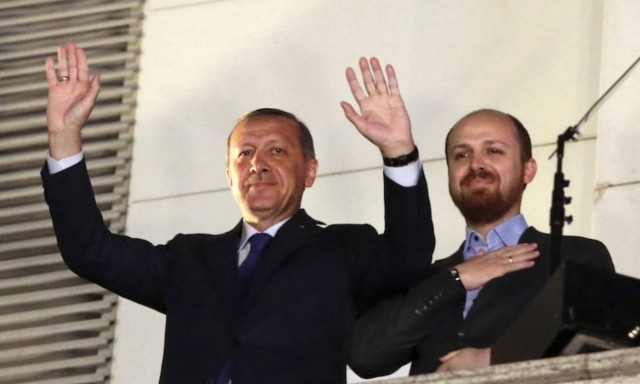 Αδιανόητο: Ο Ερντογάν μιλάει για το μακελειό στο Γκαζιαντέπ και ο γιος του γελάει! (vid)