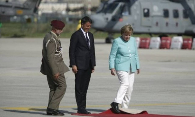 Μέρκελ η νοικοκυρά: Το σήκωσε ο άνεμος και το τακτοποίησε με το πόδι - «Χωρίς την Τουρκία...» (vids)