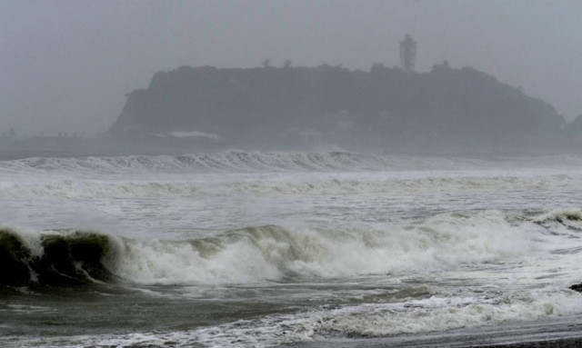 Ιαπωνία: Πανίσχυρος τυφώνας κατευθύνεται στο Τόκιο - Οι κάτοικοι αφήνουν τα σπίτια τους