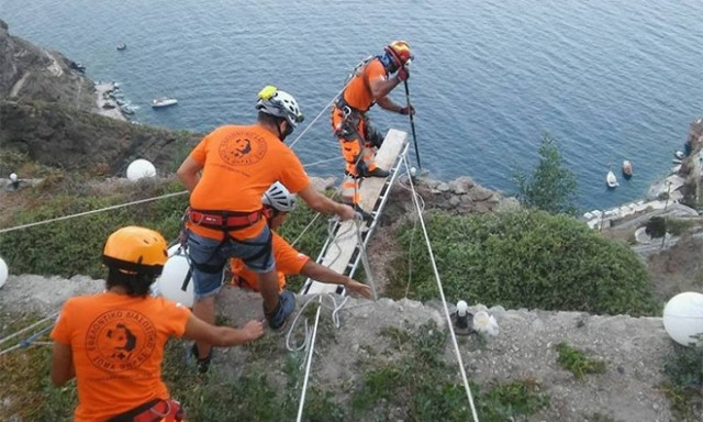 Ελεγχόμενη πτώση βράχων πραγματοποιήθηκε στη Σαντορίνη