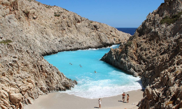 Εικόνες ντροπής σε «παρθένα» παραλία στα Χανιά (photos)