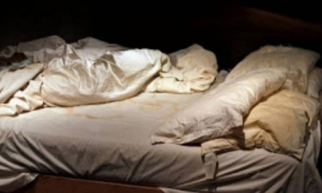 Έπαθε ΣΟΚ: Ξύπνησε το βράδυ για να πιει νερό και είδε... αυτό δίπλα της! (pic)