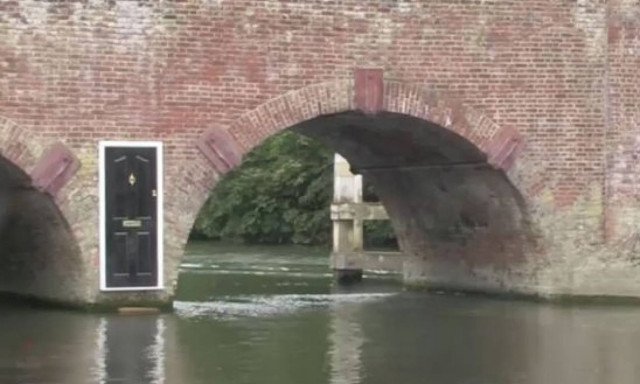 Μυστηριώδης μαύρη πόρτα εμφανίστηκε σε γέφυρα και κανείς δεν τολμά να την ανοίξει! (video)