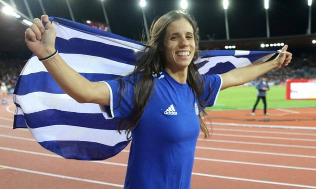 Κατερίνα Στεφανίδη: Το εντυπωσιακό πανό στο αεροδρόμιο