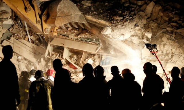 Σεισμός Ιταλία: Δεκάδες τουρίστες εγκλωβισμένοι κάτω από τα συντρίμμια ξενοδοχείου (Pics)