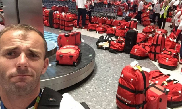 Και ξαφνικά οι Βρετανοί αθλητές αντιλήφθηκαν στο Χίθροου ότι είχαν όλοι τις ίδιες βαλίτσες! (Pics)