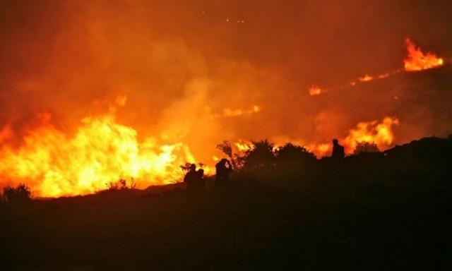 Φωτιά καίει δασική έκταση στον Ασπρόπυργο