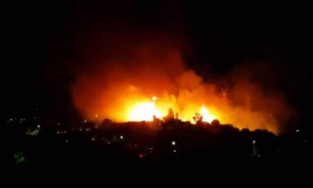 Συνεχίζει να κατακαίει πευκόφυτες εκτάσεις η πυρκαγιά στο Ρουπάκι Ασπροπύργου Αττικής