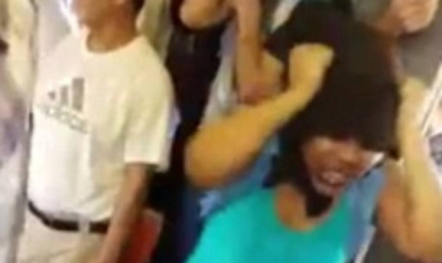 Πανικός στο μετρό της Νέας Υόρκης: Γυναίκα πέταξε γρύλους και σκουλήκια μέσα σε βαγόνι (vid)