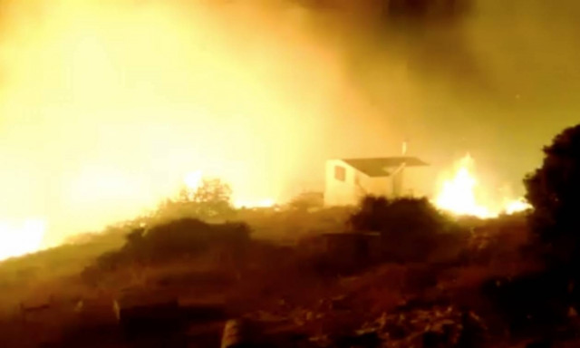 Πύρινος εφιάλτης σε Ασπρόπυργο, Μενίδι και Χίο – Απειλήθηκαν σπίτια