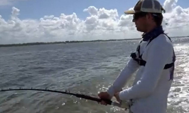 Ψαράς έπιασε το ψάρι των ονείρων του και δεν πίστευε στα μάτια του (Video)