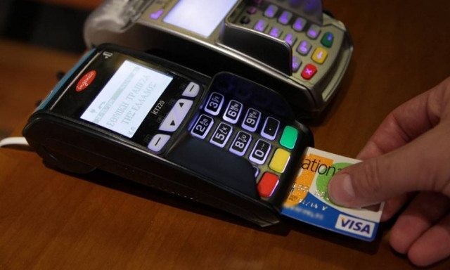 Κρυφό φόρο στις συναλλαγές ετοιμάζει η κυβέρνηση για να αποφύγει τον «κόφτη»