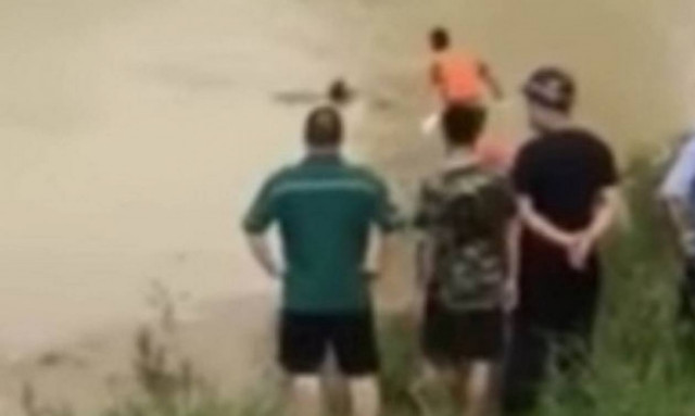 ΤΡΟΜΟΣ με «πτώμα» σε ποτάμι - Αντέχετε να δείτε τι συνέβη (vid)