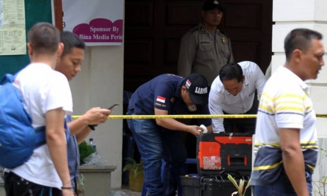 Tρόμος στην Ινδονησία: Τζιχαντιστής επιτέθηκε με τσεκούρι σε ιερέα (pics+vid)