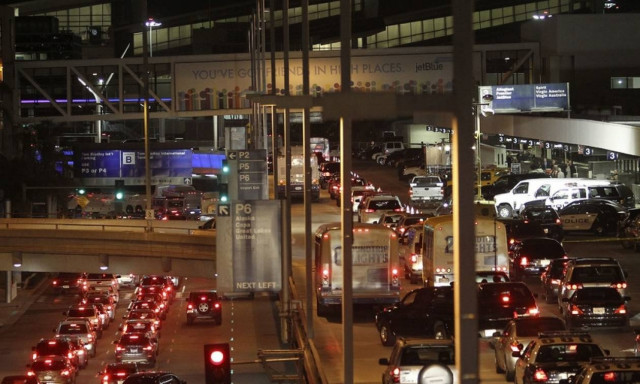 ΗΠΑ: Πανικός και χάος στο αεροδρόμιο του Λος Άντζελες έπειτα απο αναφορές για πυροβολισμούς (Pics)