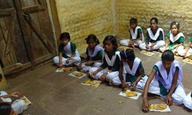 Ινδία: Κάθειρξη 17 ετών σε πρώην διευθύντρια για τον θάνατο 23 μαθητών