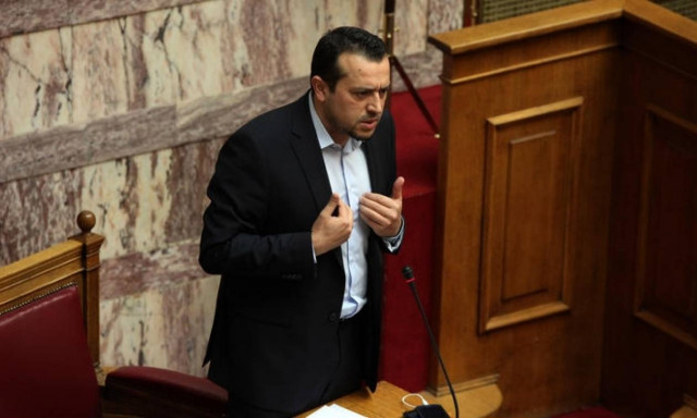 Τηλεοπτικές άδειες: Παππάς σε καναλάρχες - Μην προκαλείτε την τύχη σας