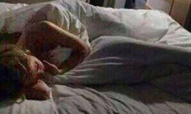 Αποκαλυπτικές φωτογραφίες: Καυτή καθηγήτρια κάνει σεξ με μαθητή – Και δεύτερος ανήλικος στο δωμάτιο!