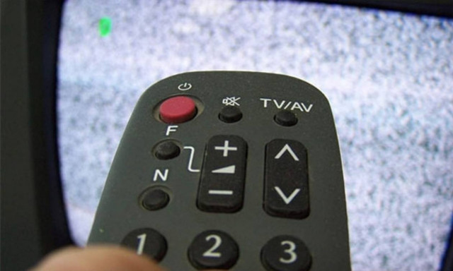 Τηλεοπτικές άδειες: Στρώματα, χημικές τουαλέτες και ο... θαλαμοφύλακας!